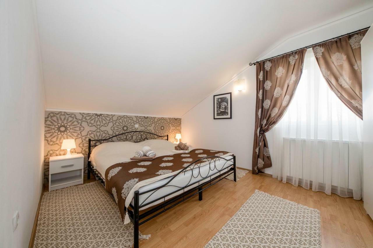 Apartmani Godinic Palit Buitenkant foto