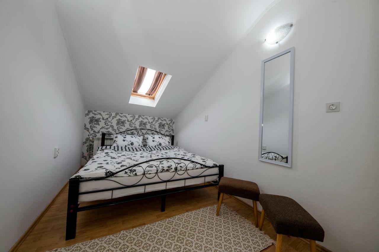 Apartmani Godinic Palit Buitenkant foto