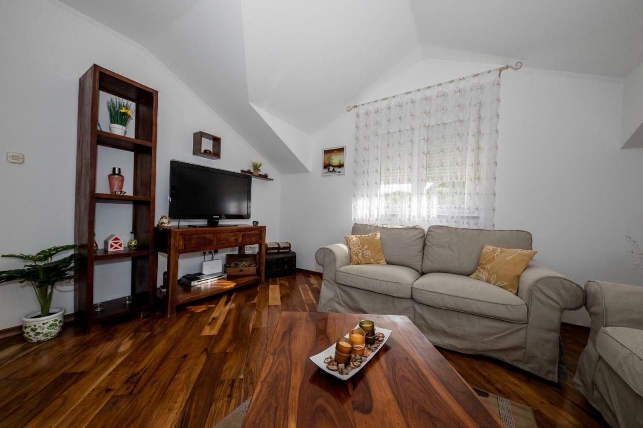 Apartmani Godinic Palit Buitenkant foto